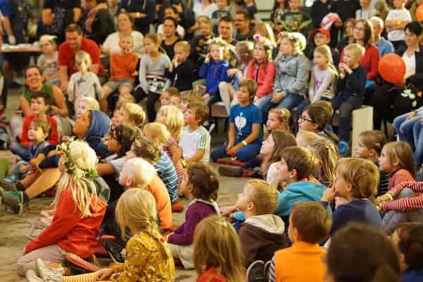 Kinder im Museum